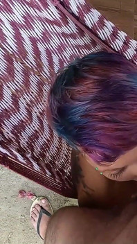 Manželka dostává ptáka do pusy, zatímco leží v houpací síti