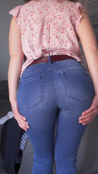 Amateur-milf versucht auf haul arbeitsoutfits in vollbusigem höschen und neckt höschen