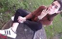 Smokin Fetish: Beleza adolescente fumando ao ar livre