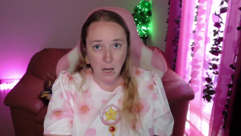 Kisicaxx: Velké černé péro uctívající sprosté řeči