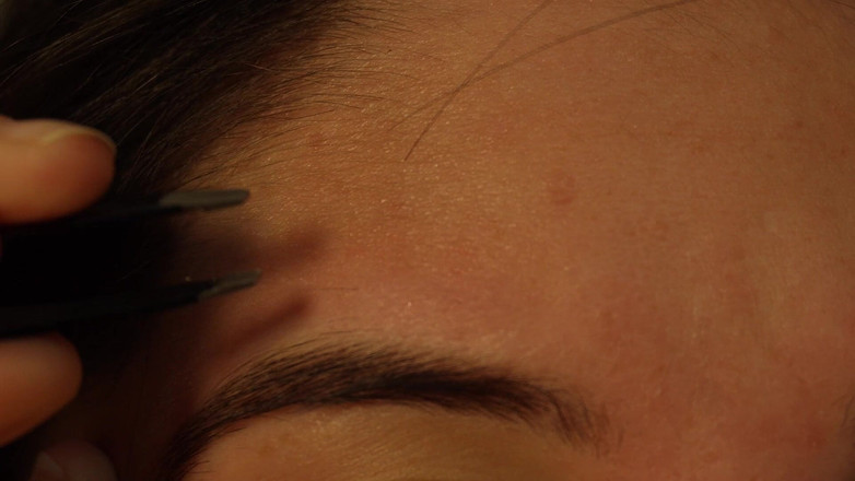 AmayaMori: Voy a depilar mis cejas extra cerca con una pinza...