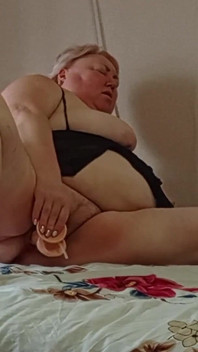 Granne onanerar fitta med sexleksaker och väntar på gästerna