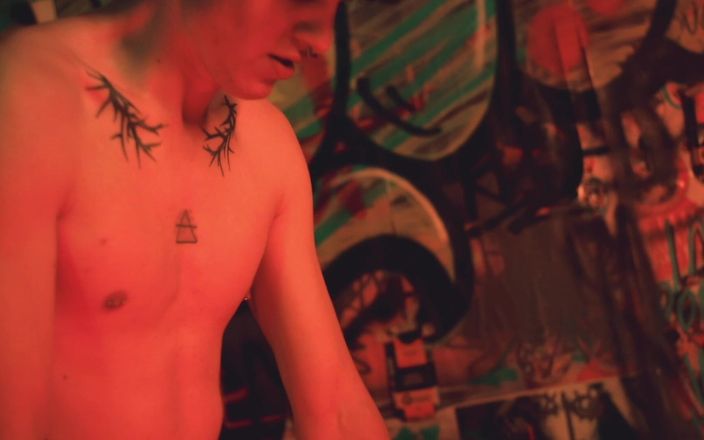 Quente club: 나스 울로스키와 Mon_brule 쾌락의 대상으로 자신의 몸을 사용