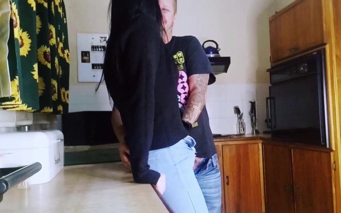 Mysticbabe8: Dejó que su amigo me follara mientras él mira