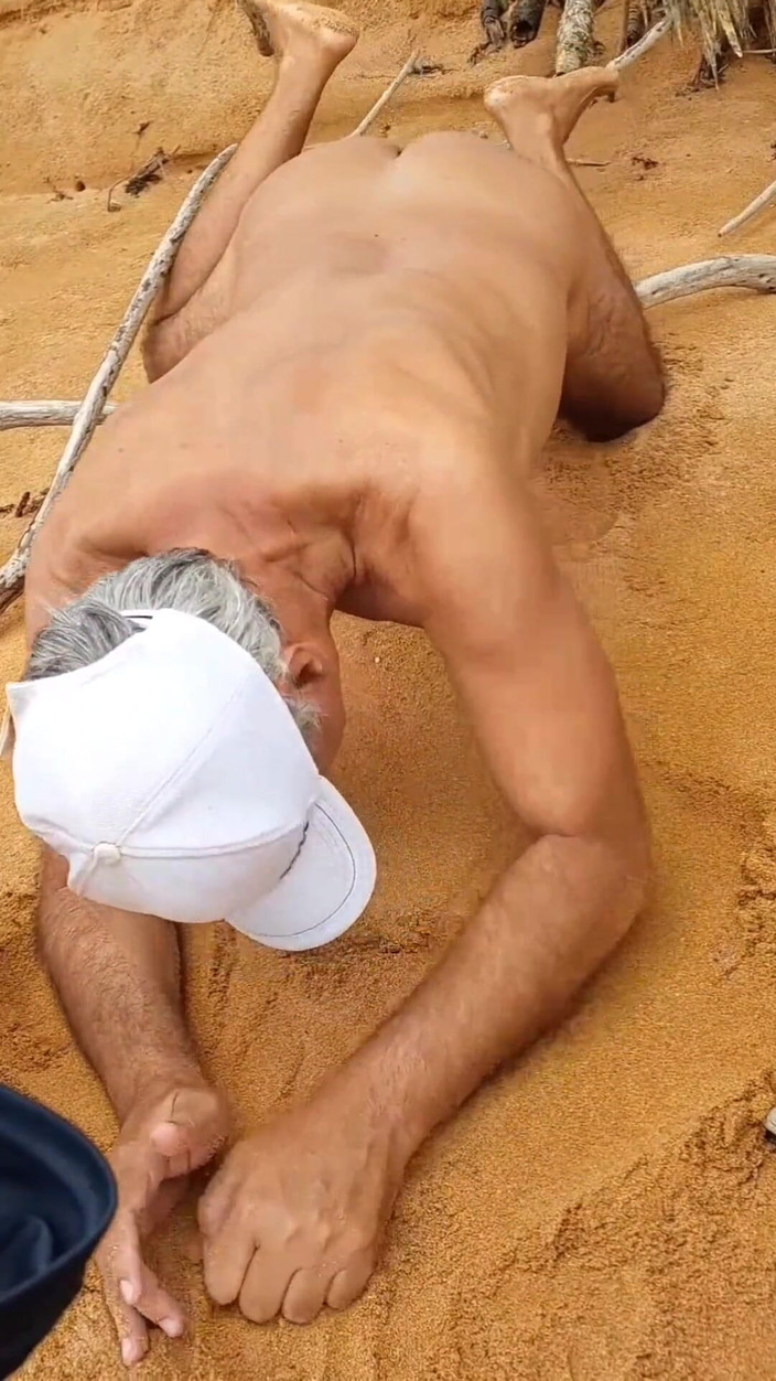 Ladysilvas: Ladysilva plajda çıplak ateşli götünde bir baba istiyor