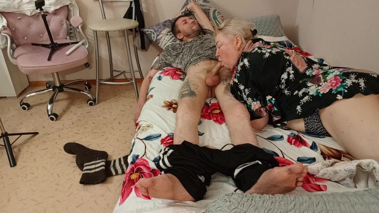 Zona901: Stiefmutter gibt blowjob und schluckt sperma