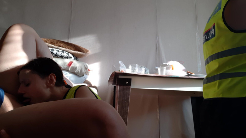 Lesbian-illusion: ホットポリスレズビアン3P