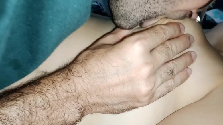 Kriztalyaram: Мой Муж Сосет Мои Большие Натуральные Сиськи И Эрегированные Соски, Нанося На Них Разные Лакомства