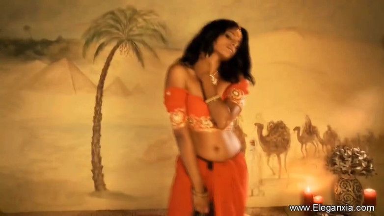 Eleganxia: Une Indienne à petits seins montre son corps d'une manière différente