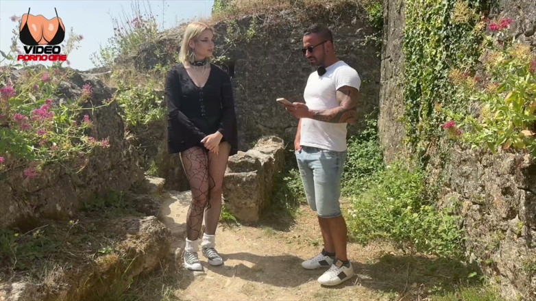 Video Porno One: Uno Sconosciuto Mi Scopa Fuori Da Un Castello E Lo...
