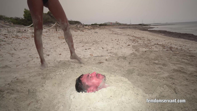 Femdom Servant: Human Beach Toilet - saboroso mijo de dominatrix