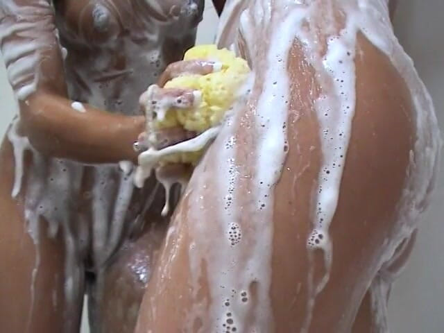 Girl on Girl: Verspielte teenager Sasha und lacey schäumen sich gegenseitig und necken...