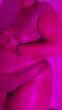 Naolejovaná růžová bbw booty tease