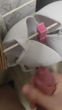 Tellement de sperme sur le soutien-gorge de ma belle-mère