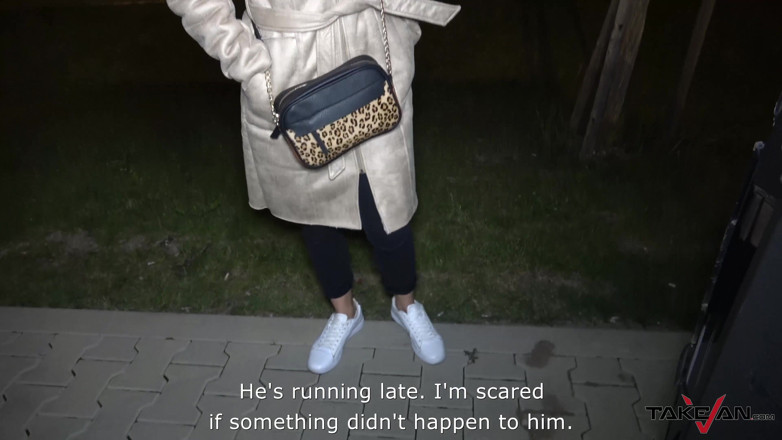 Take Van: Blondynka z niesamowitym naturalnym stojakiem potrząsa nią na ogromnej wiertarce