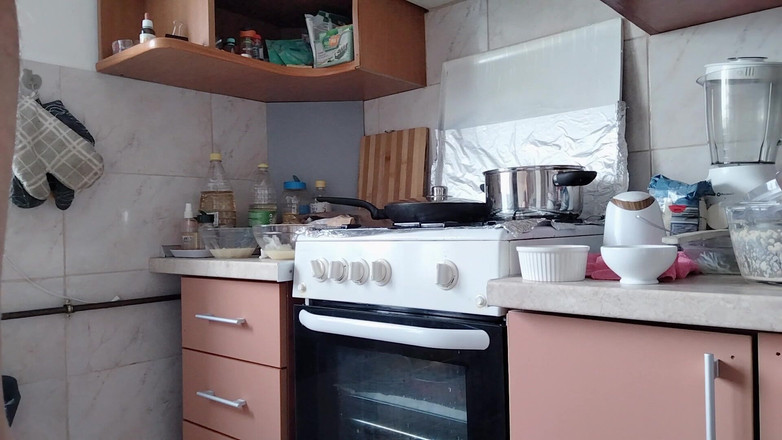 Amateur_MS: Сексуальная голая жена готовит еду на кухне. Волосатая брюнетка, большая задница, большие сиськи.