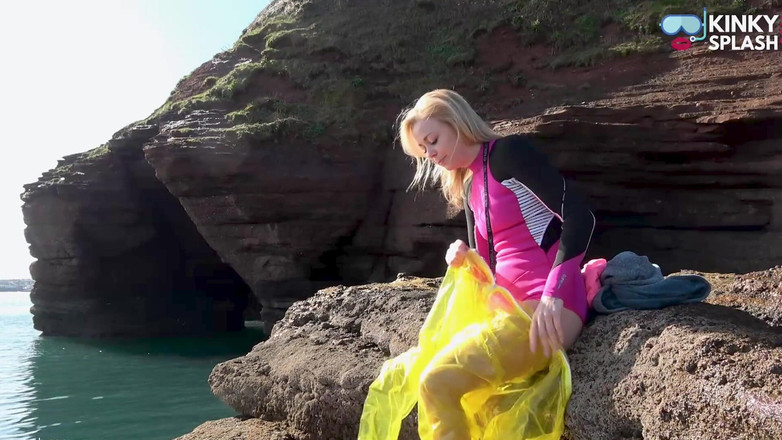 UKCuteGirl Lucy Lauren: Lifejacket, pvc și neopren înmuiată în soare și spermă