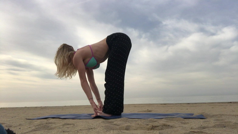 Serene Siren: Strandyoga i bikini topp