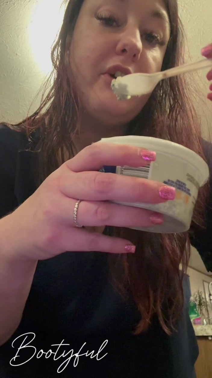 BellaBlast: 過食で膨れ上がった凶悪なBBWおならコンピレーション、その後ベラブラストでベラブラストとレギンスガス爆発