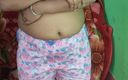 Sexy Indian babe: BBW Indisk hemmafru hoppar sina bröst och visar rövhål i...