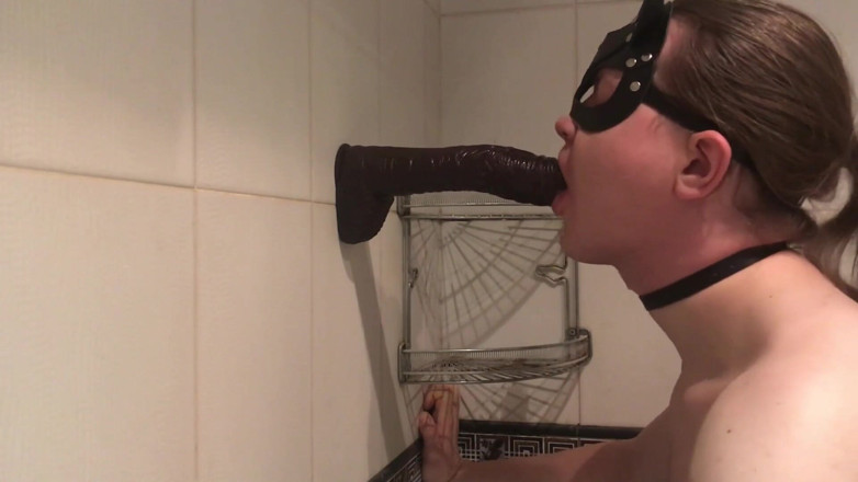 Elise Woods: Amateur sissy dildo blowjob practice