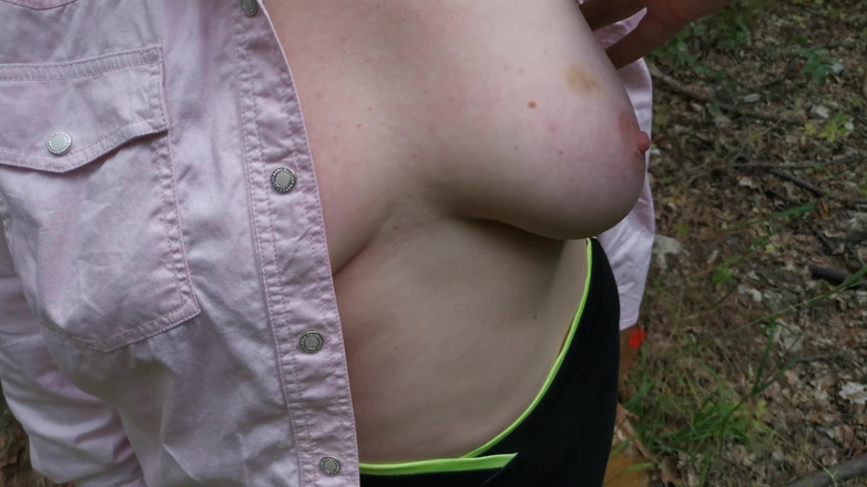 Bouncy Tits Action: Rasgue a blusa em nós para punir meus peitos
