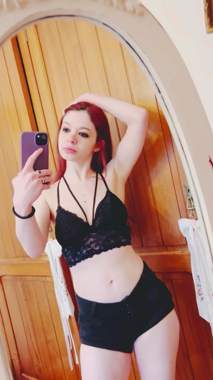 Dolls Cult: Masturbuje v zrcadle