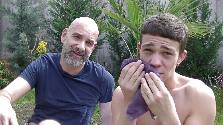 Gaybareback: フランスのふしだらな女は庭でパパによって生ハメ犯さ