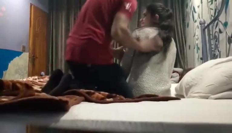 Dasi couple: Один вдома, хлопець по телефону приходить трахнути мене