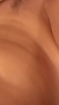 ホットな美女が巨大なペニスで深く詰め込まれる