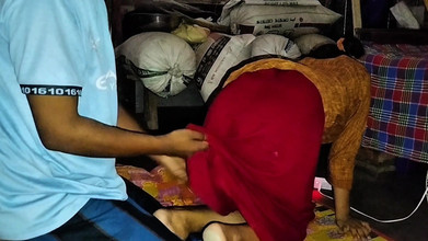 Deshi women: Tasneem pózovala se svým přítelem ve skladině