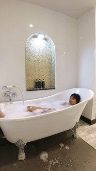 Hora do banho com tesão em um quarto de luxo