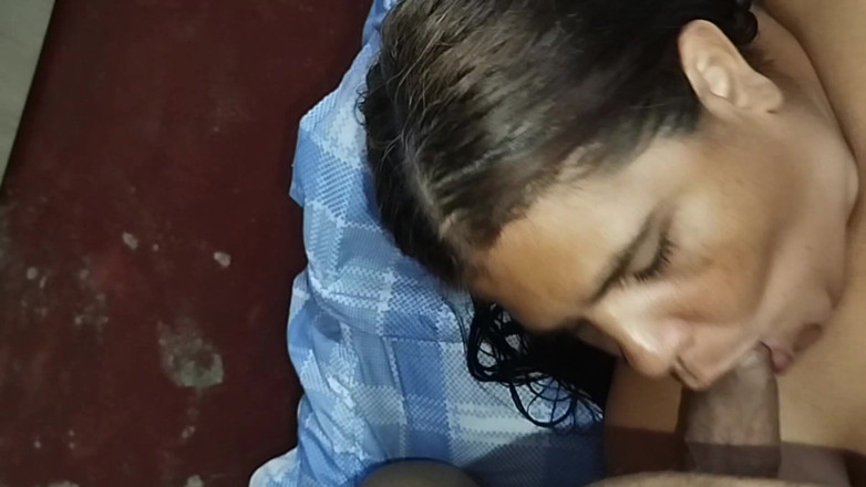 Adribella69: ぽっちゃりラティーナが一人で家にいる間に隣人と情熱的なセックスをする