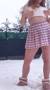 변태 젊은 창녀가 정원에서 얼음으로 자위한다