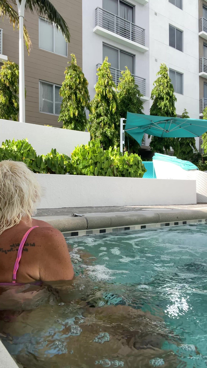 Greek Goddess Steph: Poniéndose juguetona en el jacuzzi. Jugar con las tetas