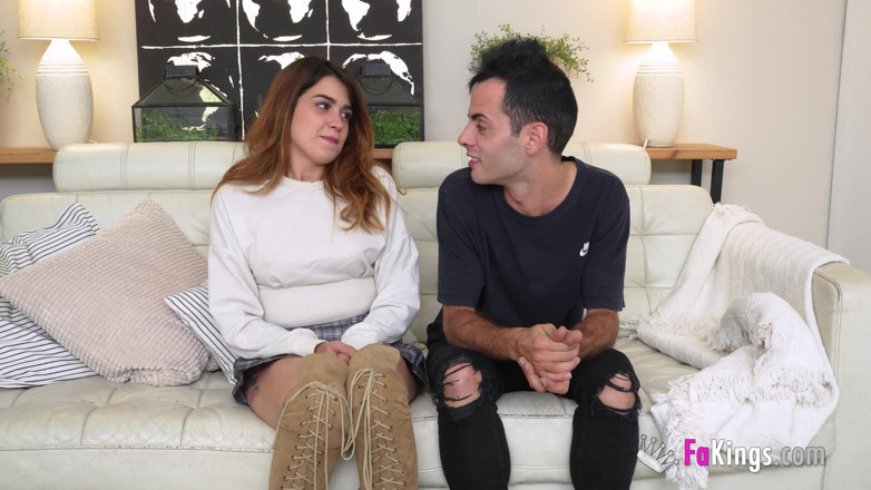 FAKings: Una mora innocente viene trapanata da un attore porno mentre...