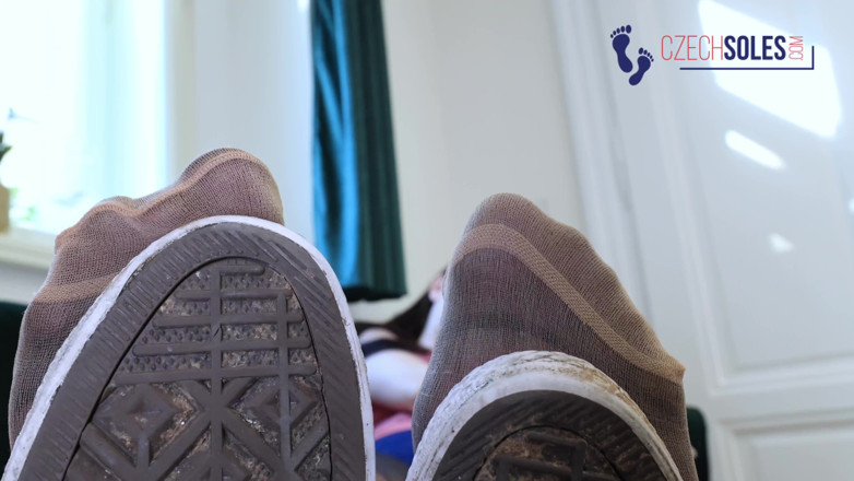 Czech Soles - foot fetish content: Jej stopy nie przestaną rosnąć