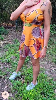 Kontol hitam besar menyetubuhi memekku di semak-semak dan mengisiku dengan air mani