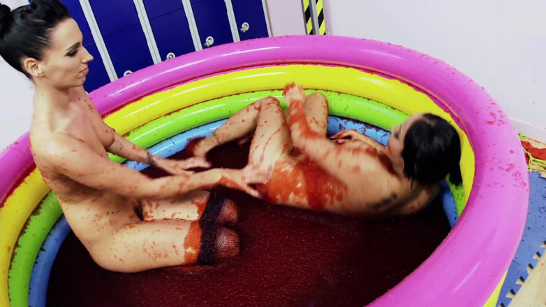 Hot Girlz: Cewek cantik bersenang-senang saat mereka menjadi liar di kolam renang