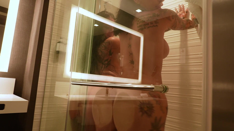 Evelin Stone: Albythagoat - Evelin Stone en lencería en la ducha