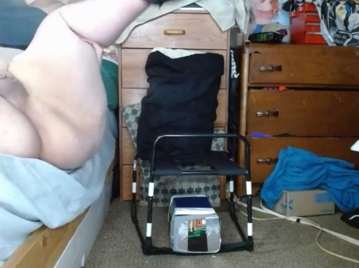 CosmicJones88: Il travestitore grasso che rimbalza le tette mentre prende un...