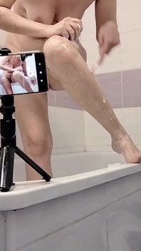 Latina seksi mencukur kakinya. Si rambut coklat berbulu dengan tetek besar pantat besar.