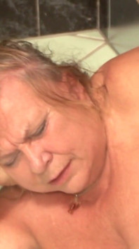 La nonna con la figa desiderosa viene penetrata dall'amante - 2