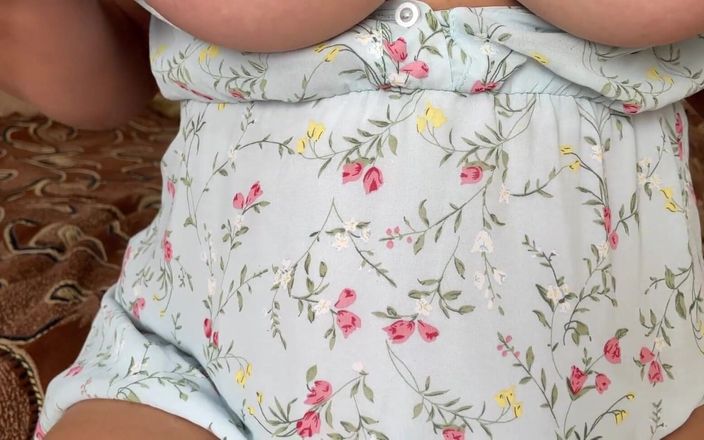 Lux Eva: Fingering memek besranya dengan lembut