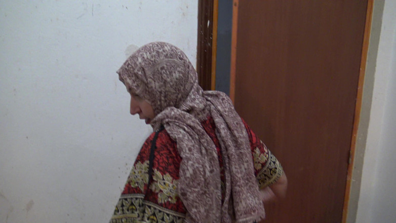 Souzan Halabi: Cette mamie turque est perverse !! Elle commence à pisser devant son...