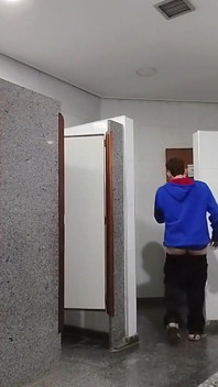 J’ai failli me faire prendre en train de m’exhiber dans la salle de bain d’une salle de cinéma.