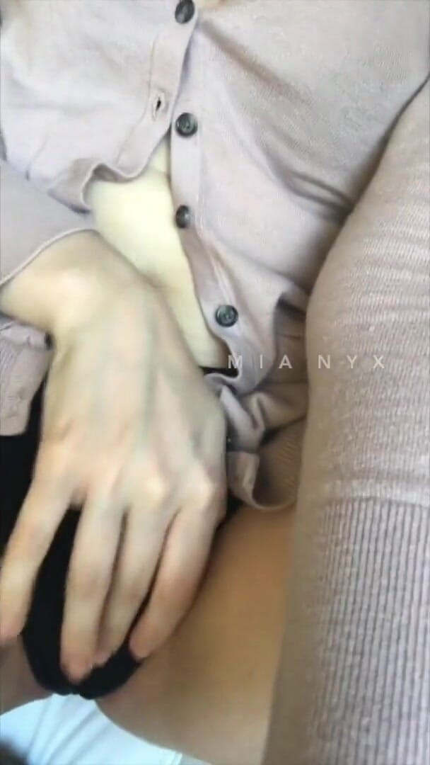 MiaNyx: Menjolok orgasme dan kencing di atas kerusi saya