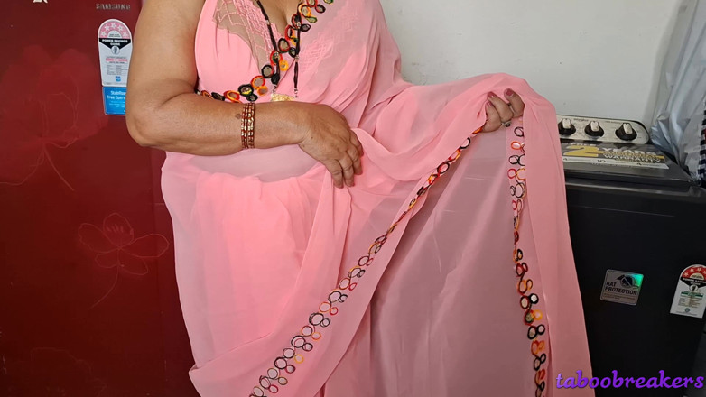 TABOOBREAKERS: Gulabi saree dan penuh muncrat