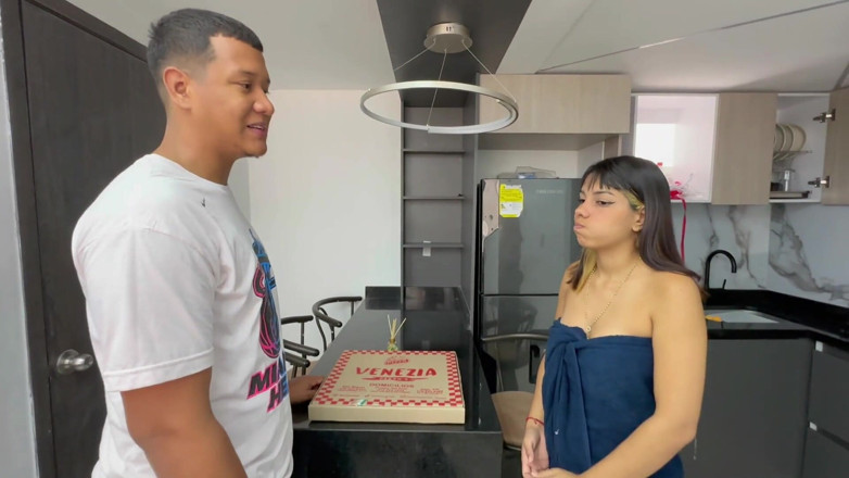 Saraymike: I Fuck the Pizza Delivery Guy to Avoid Paying for...