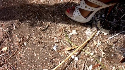 Black Keen: Cewek kulit hitam menunggangi kontol putih di luar ruangan dalam...